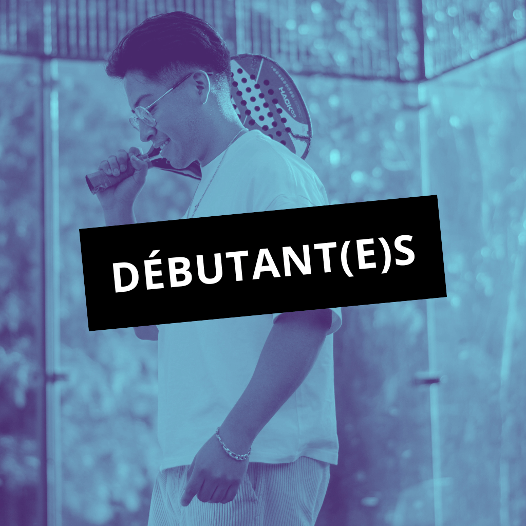 Un joueur débutant le padel dans une ambiance conviviale à Metz